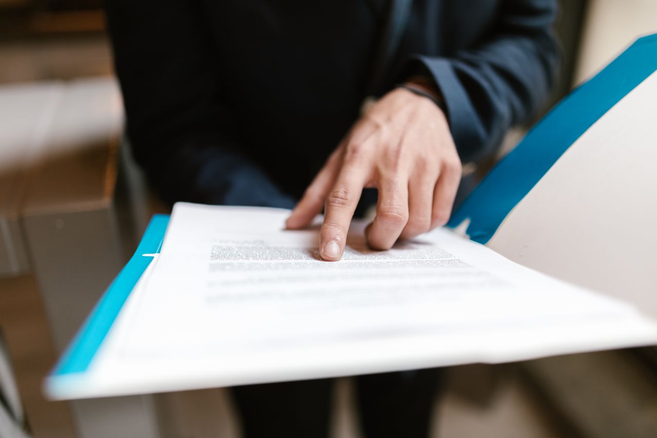 Hombre señalando requisitos para la traducción certificada de documentos para uscis